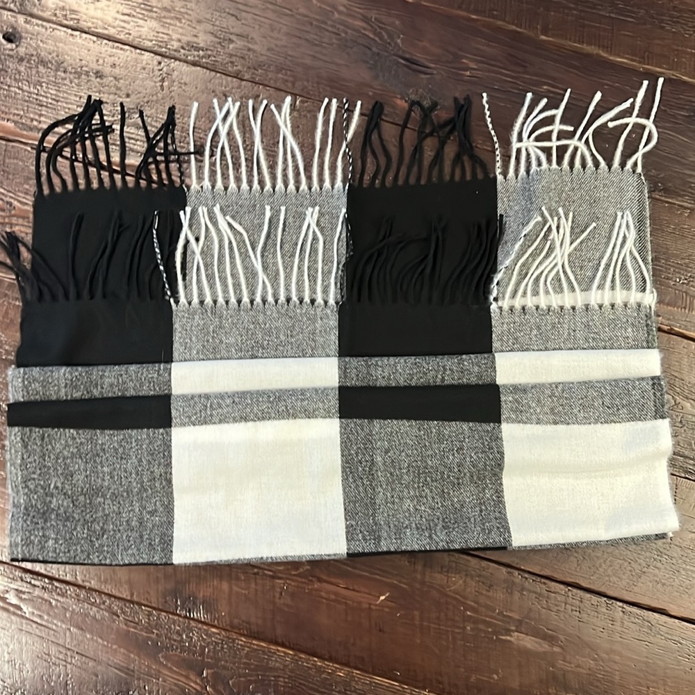 Women’s fashion wrap, buffalo check cashmere/polyester NWOT 26 1/2”X70 1/2”